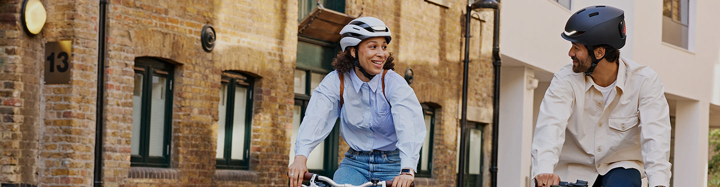  MOKFIRE Casco de bicicleta para adultos que es ligero, cascos  de bicicleta con luz trasera, casco urbano de bicicleta E para ciclismo con  visera para adultos, hombres/mujeres, tamaño ajustable de 