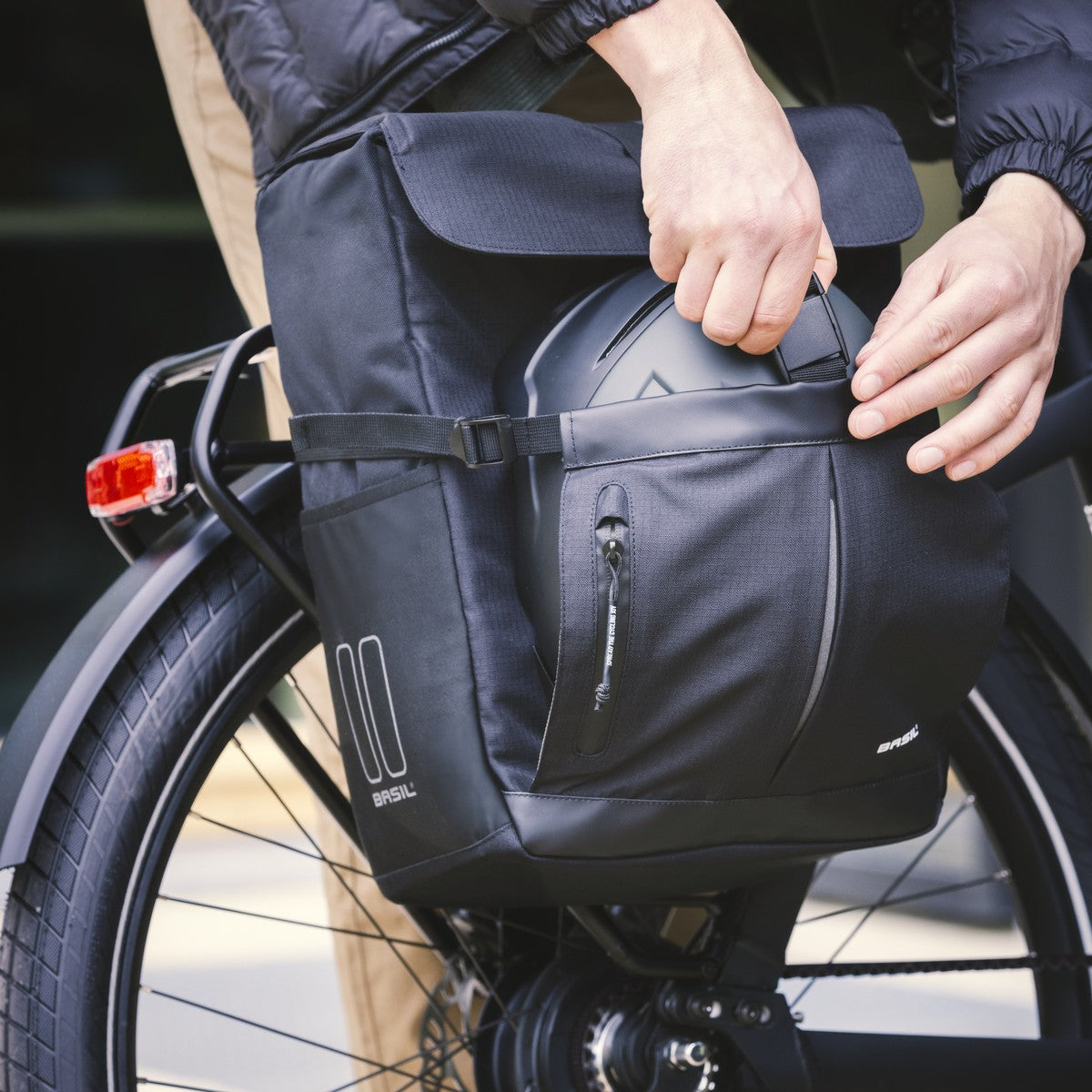 Fahrradtasche Basil Move 15 L – MIK Haken