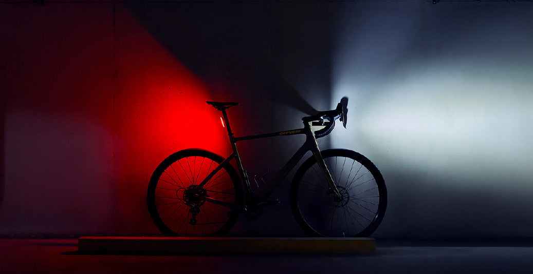 Voir et être vu à vélo avec un éclairage avant et arrière dans la nuit