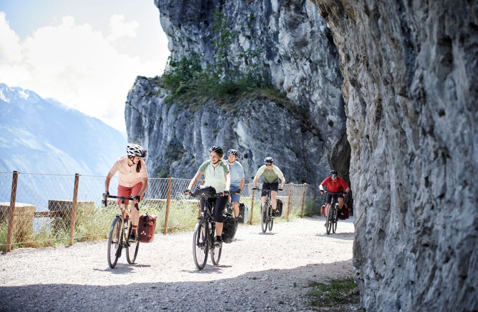 Cyclistes habillés en maillots de vélo vaude avec sacoches vélo vaude