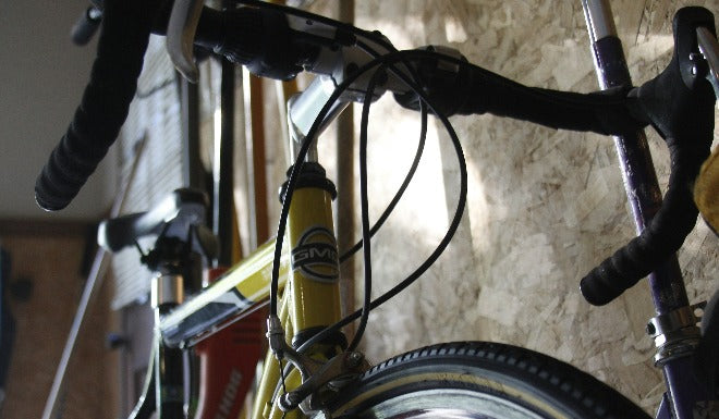 Un vieux vélo au fond du garage