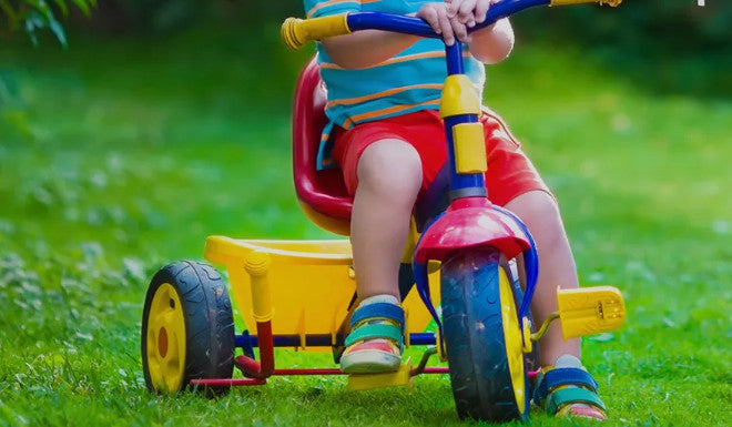 Alternatives à la draisienne : Vélo trotteur, tricycle et trottinette