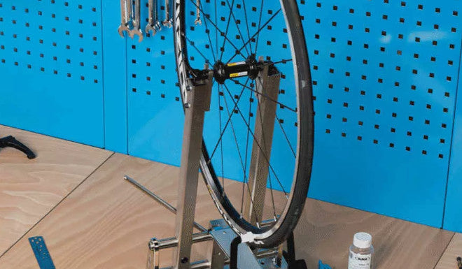 Dévoiler une roue de vélo : voile, alignement, saut