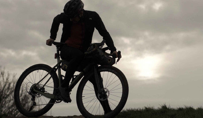 Quel équipement gravel choisir ? Accessoires vélo et tenue de cyclisme