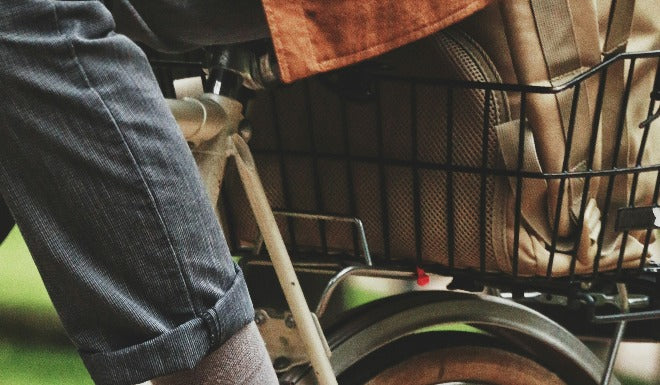 Un porte-bagages de vélo contient une sacoche pour aller au travail. 