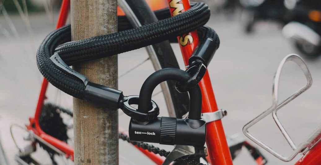 vélo cadenassé à un poteau