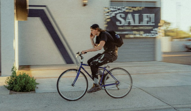 un jeune homme part travailler à vélo