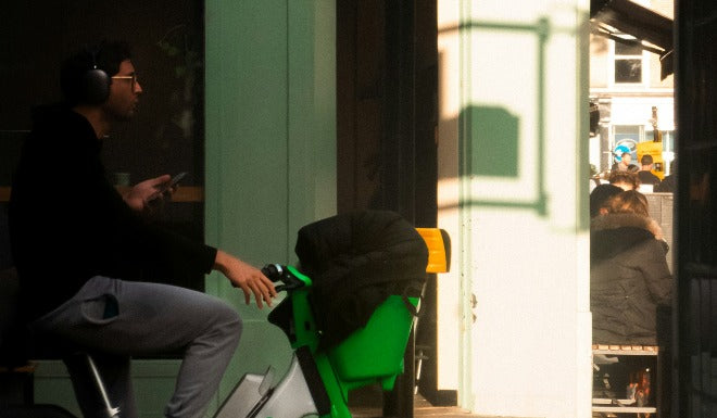 personne se rendant au travail à vélo - vélotaf