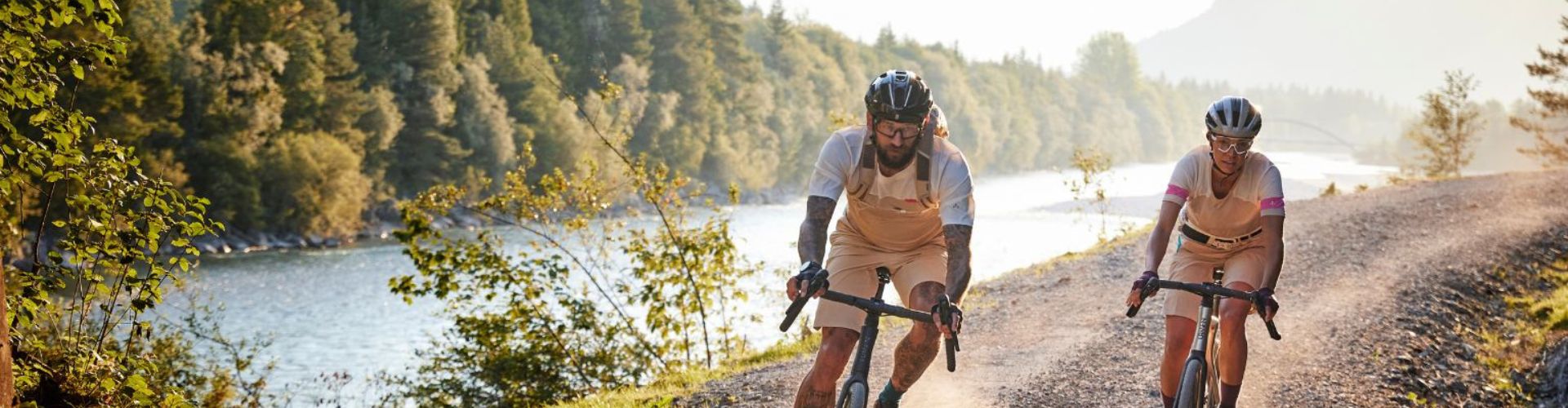 Cyclistes en sortie vélo avec maillots et shorts de vélo, casques de vélo
