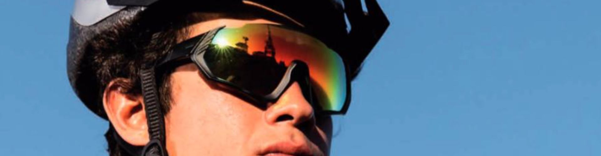 cycliste avec casque velo et lunette velo