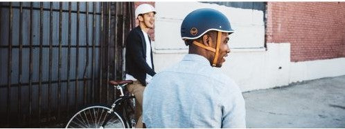 Deux hommes avec casque vélo