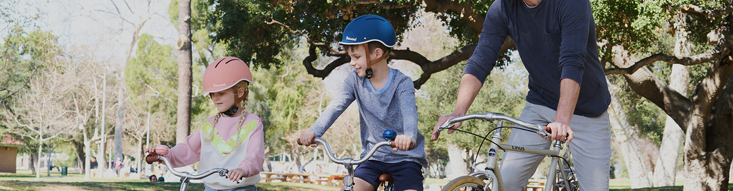 Enfants avec des casques vélo