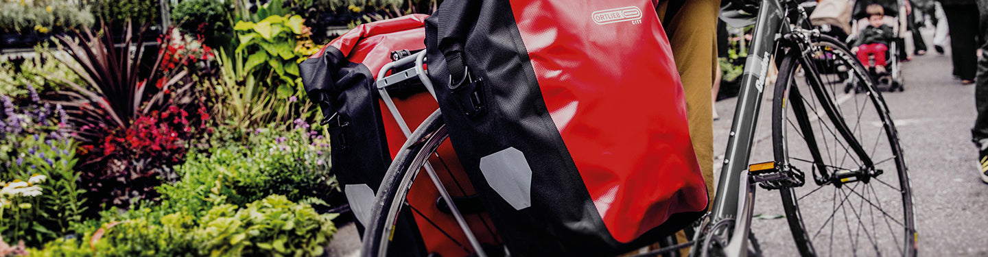 Vélo équipé de sacoches sur porte-bagages arrière