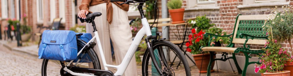 Sacoche convertible sac à main fixée au vélo puis portée à l’épaule après le trajet