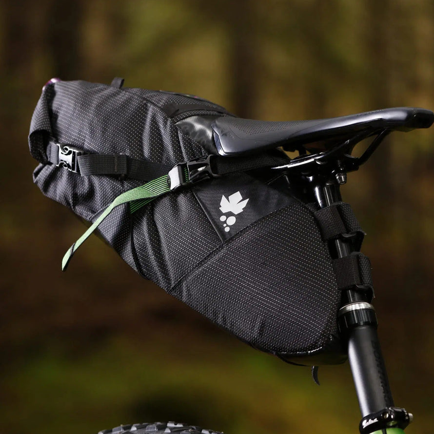 Sacoche de selle pour le bikepacking Cluster WP Miss Grape on bike
