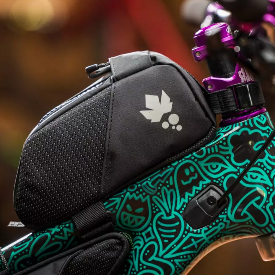 Sacoche top tube gravel Node Road Miss Grape side