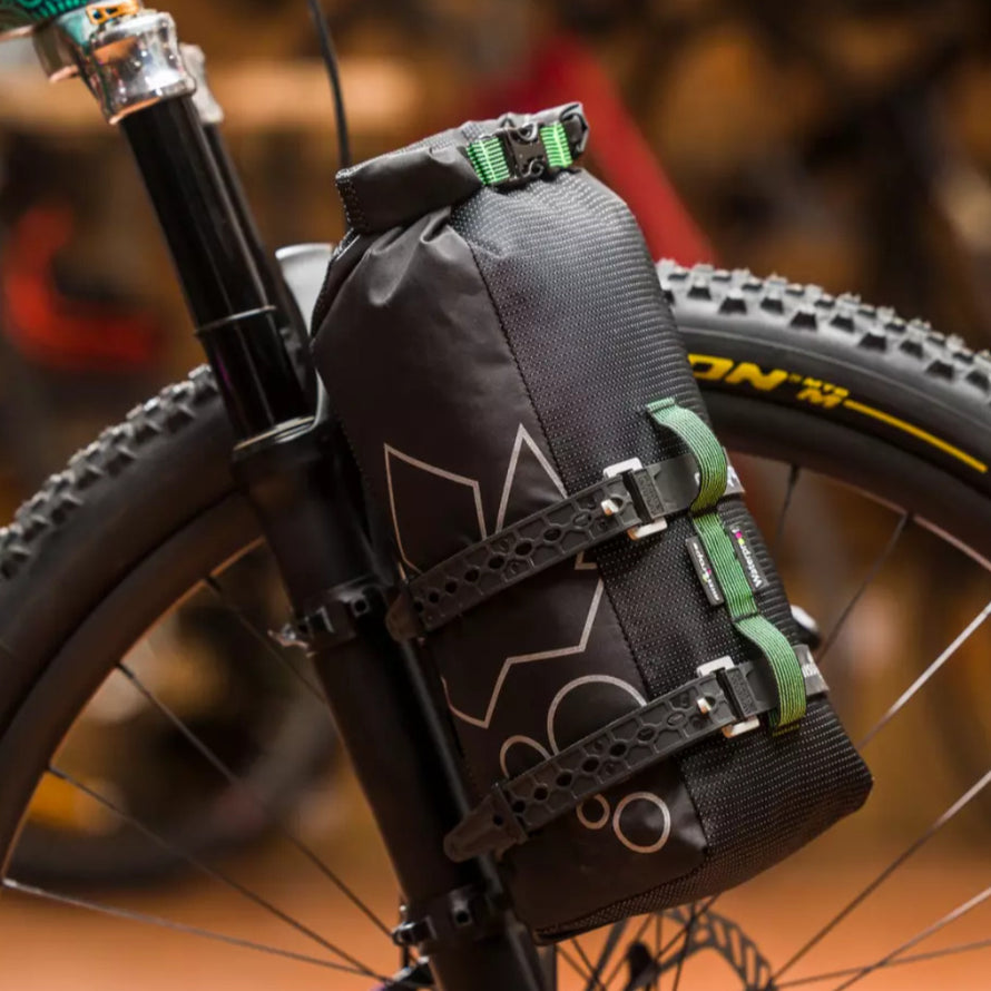 Sacoche de fourche bikepacking Adventure Trunk 6 Miss Grape on the bike side
