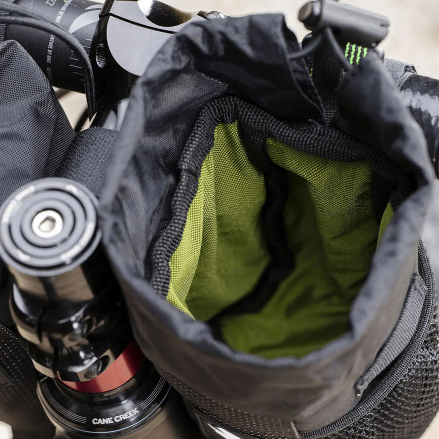 Sacoche de guidon bikepacking Bud Adventure Miss Grape inside