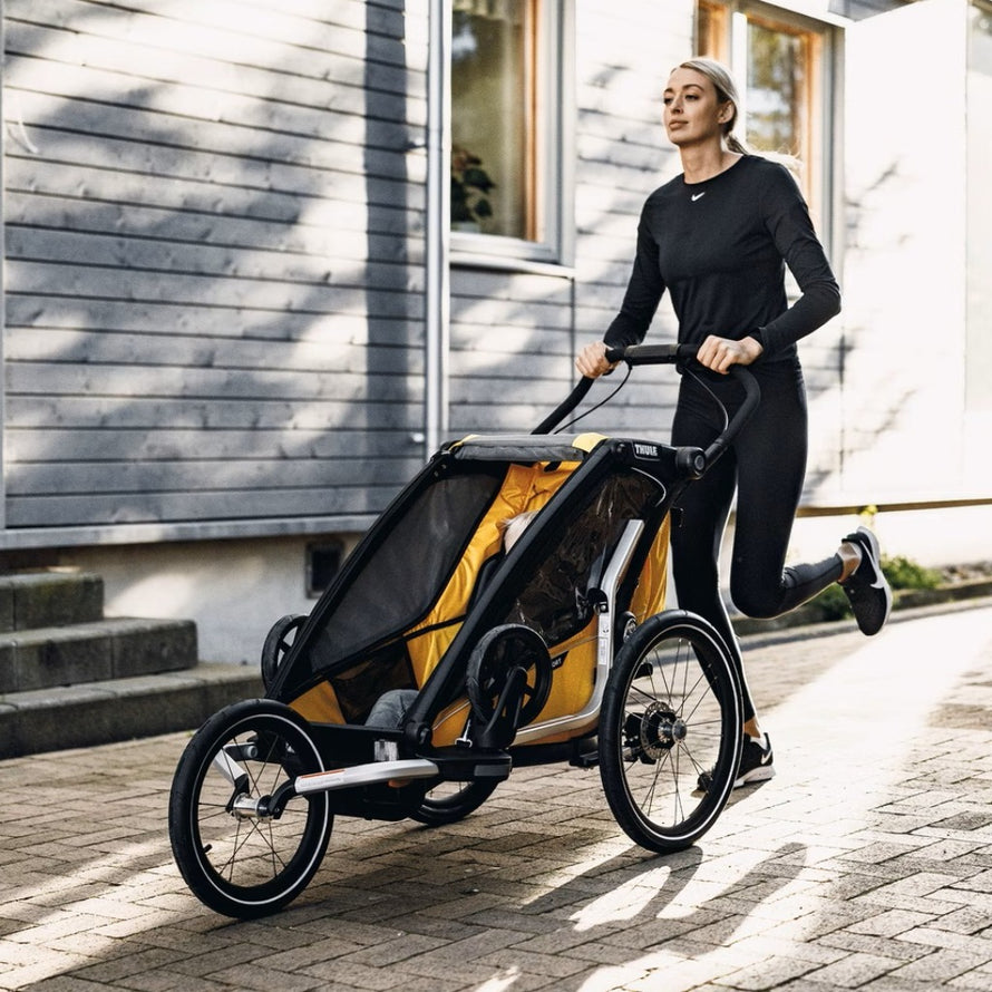 kit jogging pour remorque single thule vue de la poussette avec joggeuse