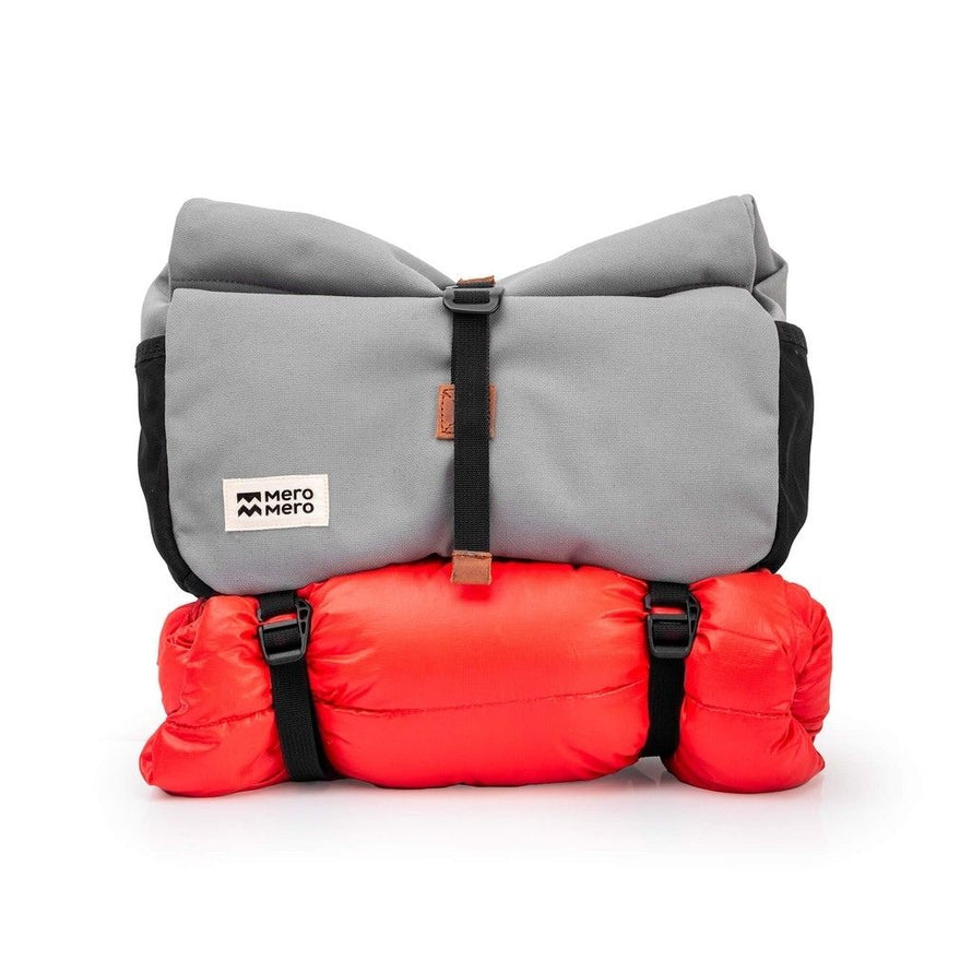 Sacoche MeroMero Piha grise avec rangement additionnel fixé dessous, destinée aux aventures bikepacking