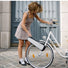 Femme demontrant le moteur electrique portable Clip Bike Explorer 192 Wh de la marque 125 sur roue de velo