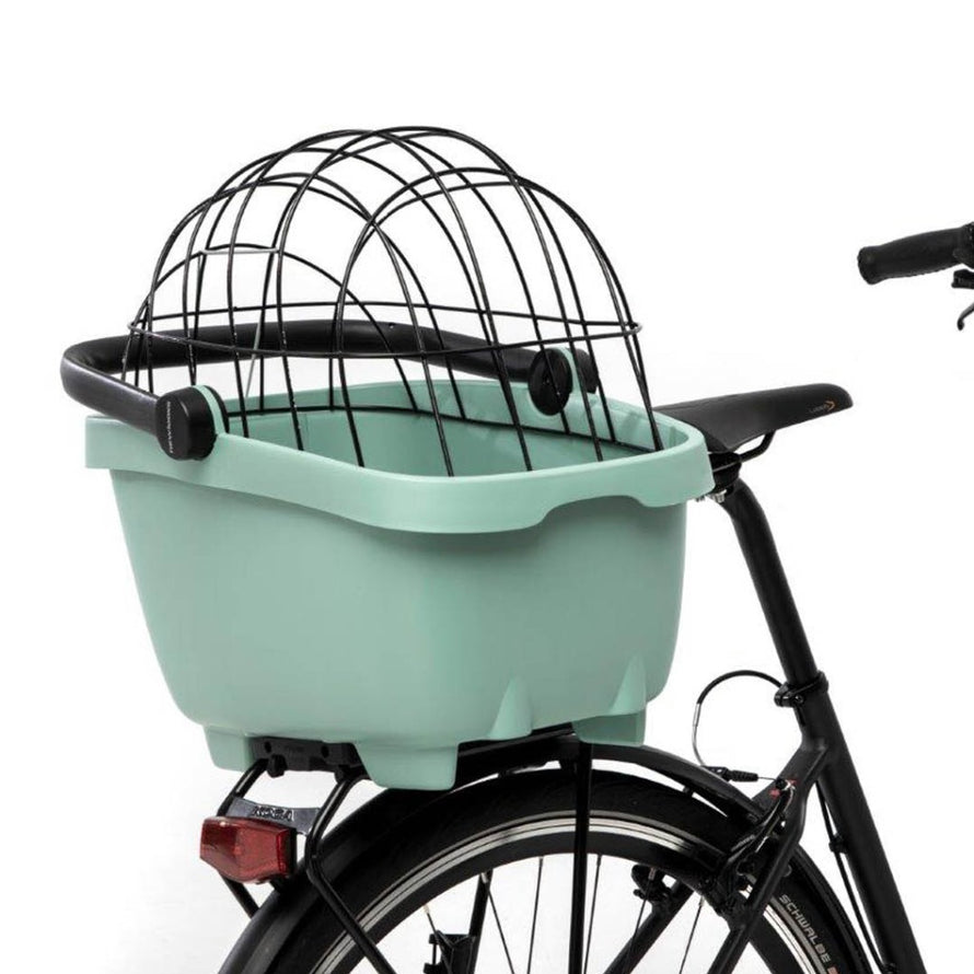 Pack de transport installé en largeur sur un panier vélo arrière Clipper de la marque Newlooxs. 