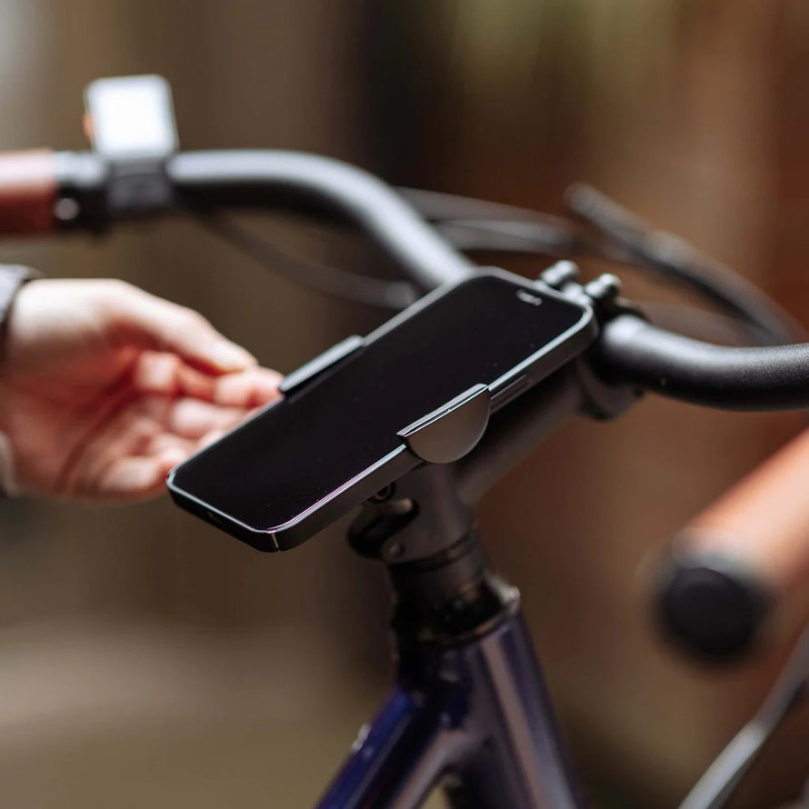 Support smartphone vélo Loop Micro Mount de la marque 22 fixé sur la potence pour un accès facile en roulant