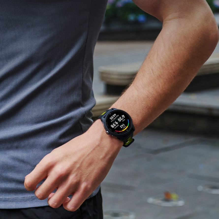 Montre GPS 222 iGPSPORT VeRUN noire et verte portée au poignet avec affichage digital des données sportives