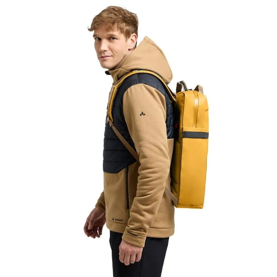 Vue de profil du sac à dos Vaude Mineo porté, sacoche vélo convertible au design compact pour cyclistes urbains.