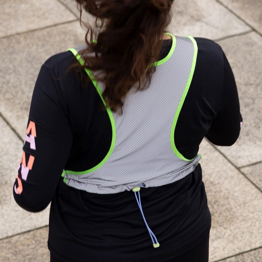détail du dos perforé du gilet réfléchissant gofluo pace avec bordures vert fluo