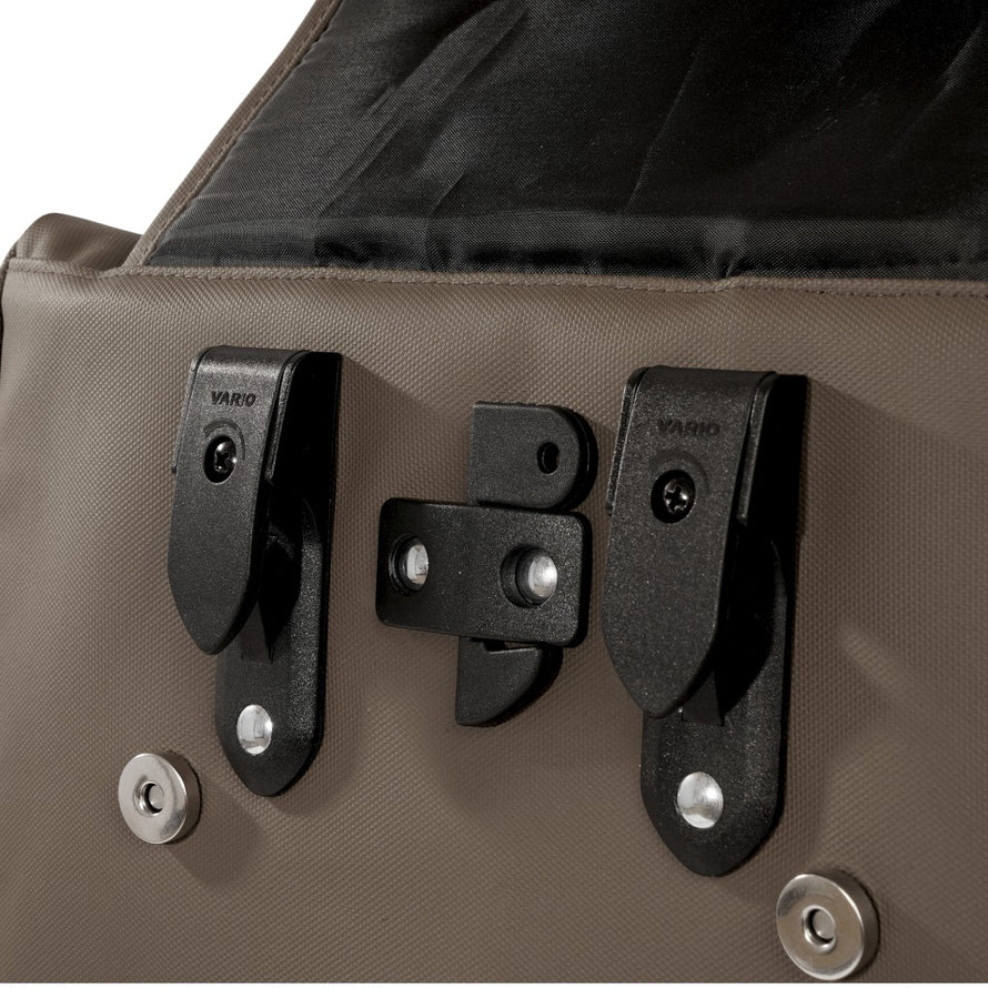 sacoche vélo convertible en sac à dos Cargo Backpack Urban Proof vue des crochets de fixation de la sacoche