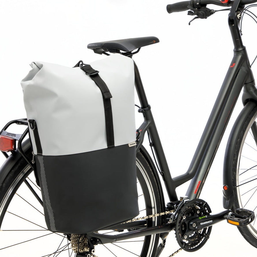 Sacoche vélogris clair et noire Nyborg Newlooxs vue fixée sur le vélo