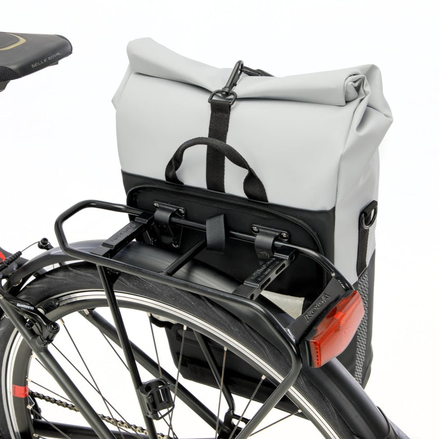 Sacoche vélo gris clair et noire Nyborg Newlooxs, vue fixée sur le vélo. 