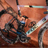 Application du nettoyant vélo Dynamic Filth Fighter de 444 sur cadre et transmission pour un nettoyage efficace