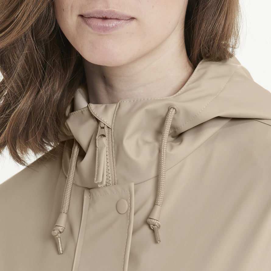 Détail capuche veste de pluie femme 66 Weather Report Petra beige imperméable et coupe-vent