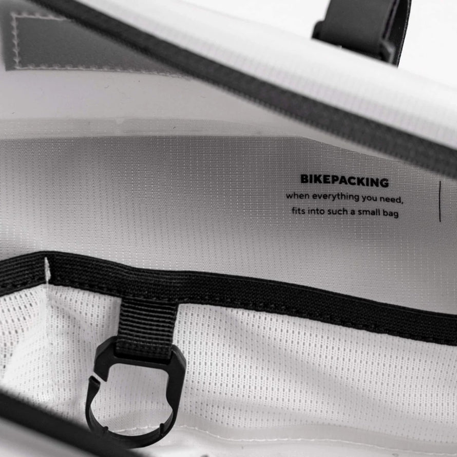Intérieur blanc de la sacoche de cadre Large 02 Cyclite 77, conçu pour le bikepacking et rangement optimisé