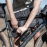 Sacoche de cadre Large 02 Cyclite 77 noire en cours de montage sur vélo pour bikepacking
