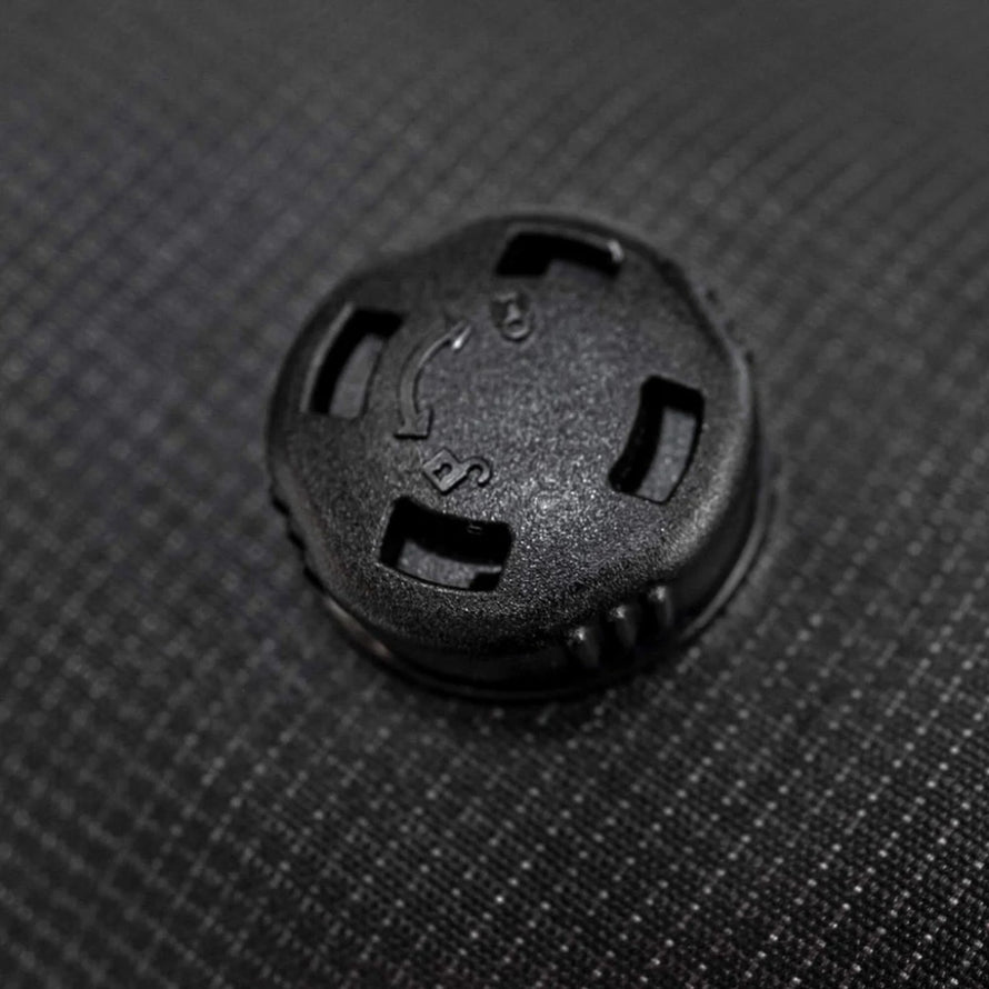 Fixation robuste de la sacoche de cintre Cyclite Roll Bag 02 de la marque 77, idéale pour vélo urbain et randonnée