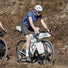 Cycliste en gravel avec sacoche de cintre Cyclite Roll Bag 02 77, blanche et résistante pour longues sorties
