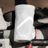 Sacoche de potence 77 Cyclite Foud pouch 02 blanche fixee sur cintre avec details de fixation rouge