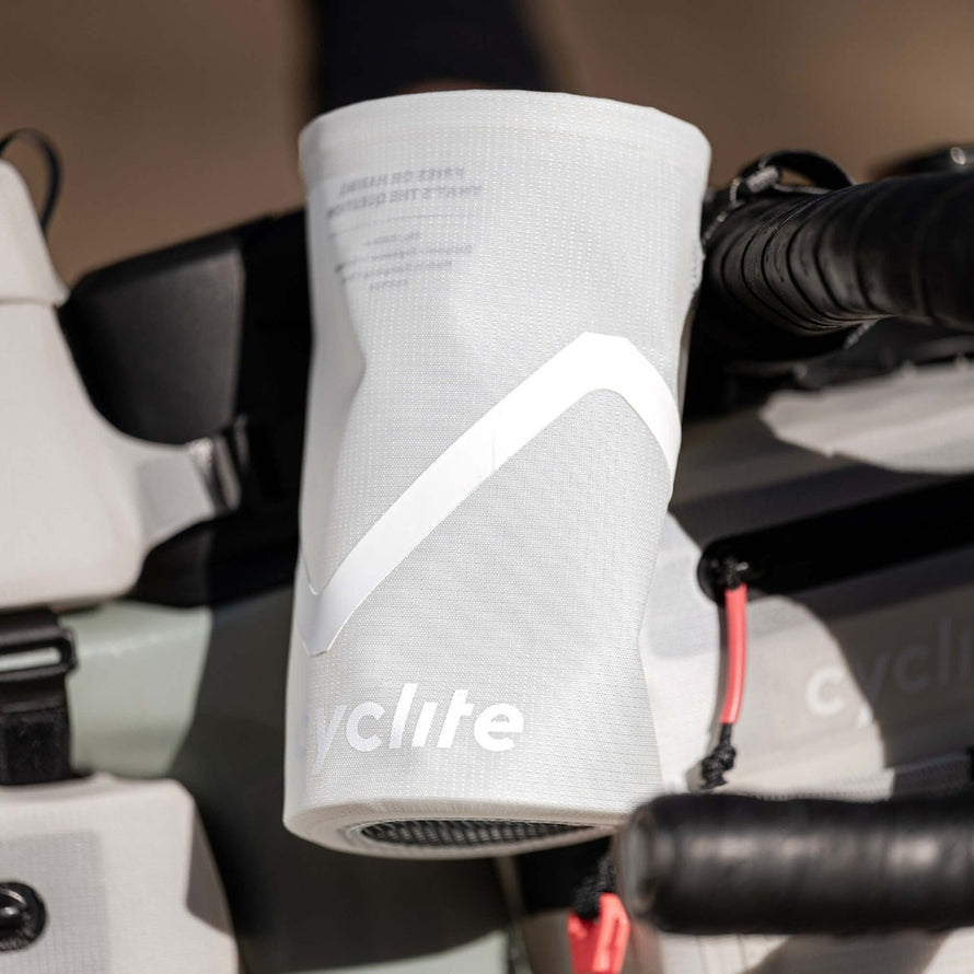Sacoche de potence 77 Cyclite Foud pouch 02 blanche fixee sur cintre avec details de fixation rouge