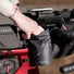 Sacoche de potence velo 77 Cyclite Foud pouch 02 noire avec main en train de ranger un objet
