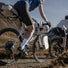 Cycliste avec sacoche de potence velo 77 Cyclite Foud pouch 02 en terrain accidenté pour bikepacking