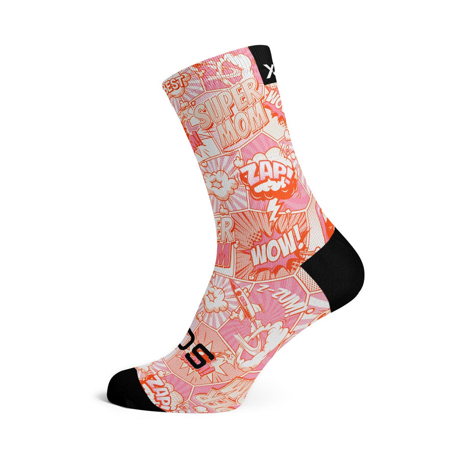 Chaussettes cyclisme Sox 777 motif comics super mom rose orange avec talon noir pour cyclistes passionnés