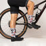Chaussettes cyclisme Sox 777 motifs monstres blancs rouges et noirs pour cyclistes originaux et créatifs