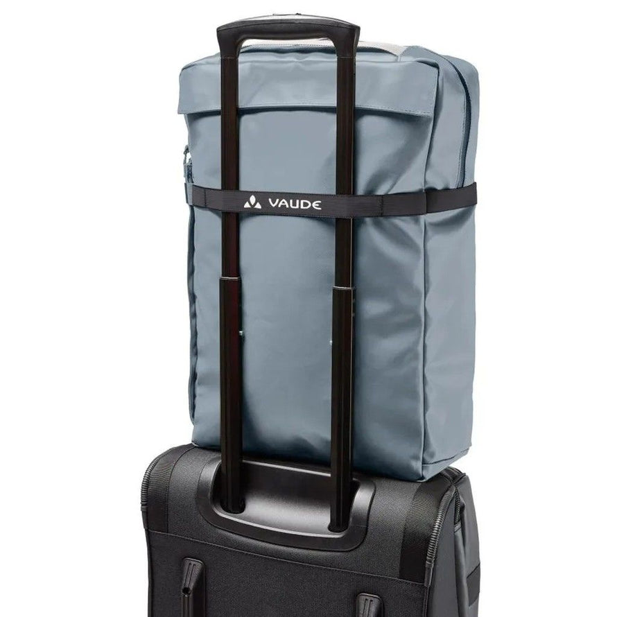 Sac à dos vélo convertible Vaude Mineo fixé sur une valise trolley, sac étanche pratique pour le transport urbain et les voyages.