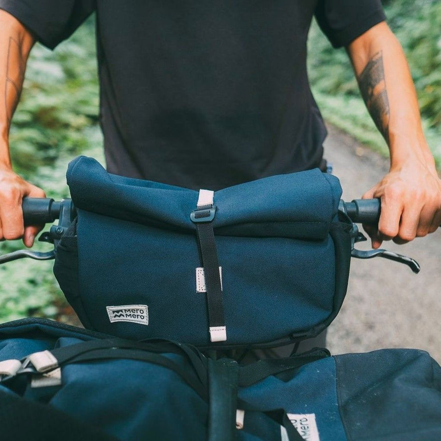 Sacoche de guidon MeroMero Piha bleu marine utilisée pour transporter du matériel 