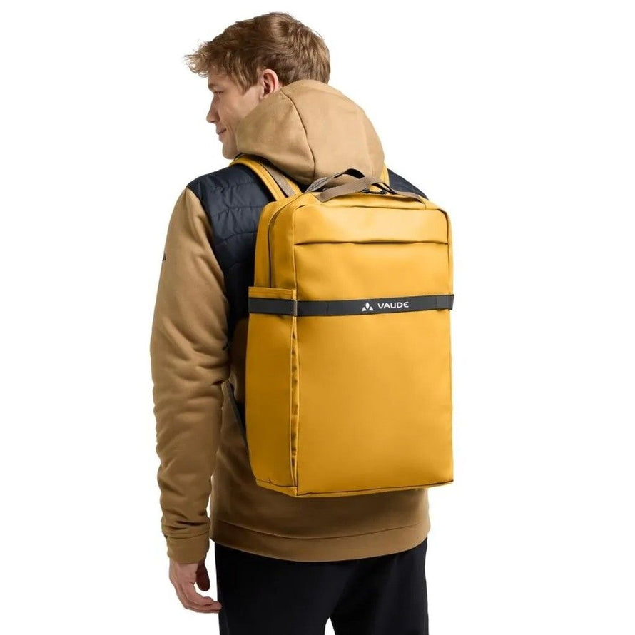 Sac à dos vélo Vaude Mineo coloris jaune porté par un cycliste urbain, sacoche convertible étanche pour le vélotaf.