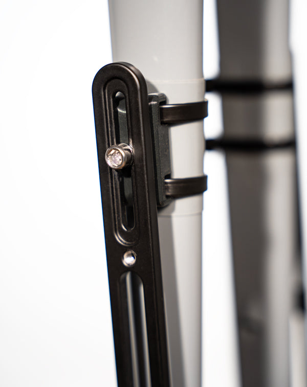 Installez cages et sacoches sans œillets grâce à l’Axle Pack, montage simple et sécurisé sur axe traversant