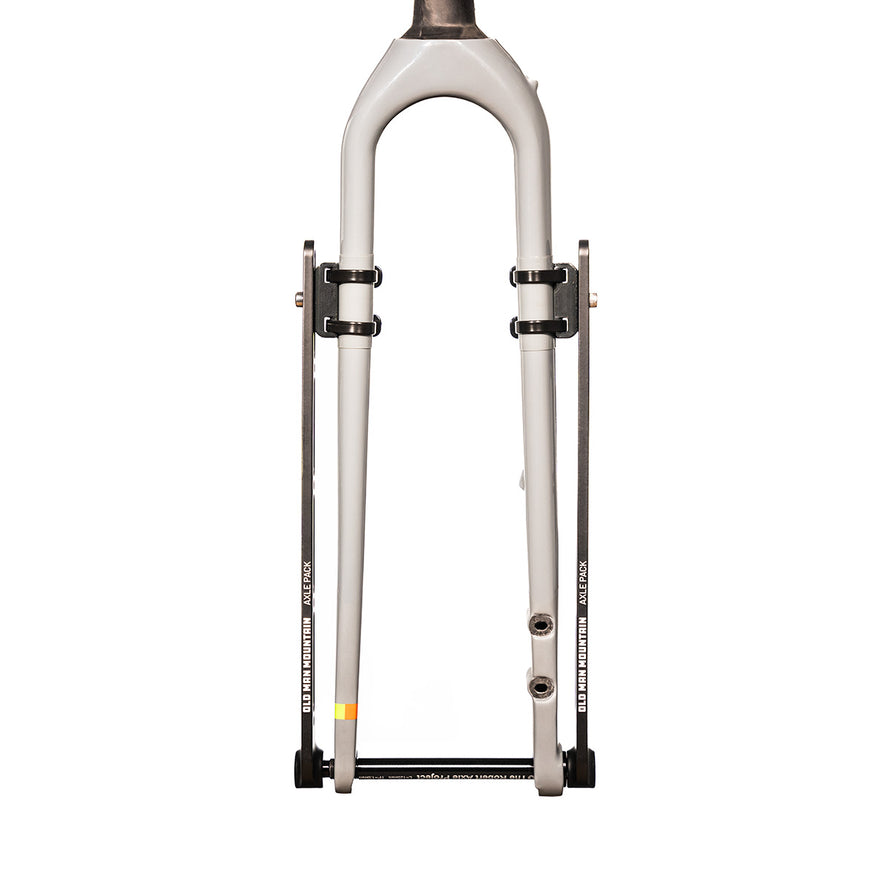 Transportez jusqu'à 10 kg d'équipement avec cet adaptateur robuste pour fourche sans œillets